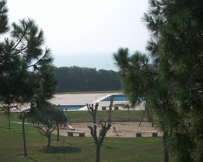 Imagen de la zona de las piscinas de los apartamentos TORREON de Gavà Mar